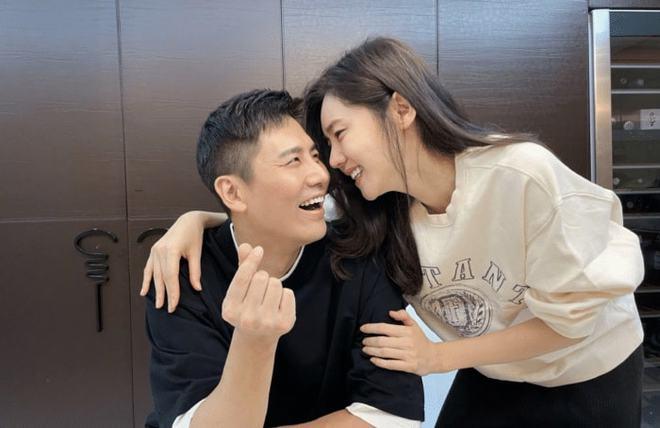 自卑困扰：50岁女友给我5000零花钱，背后的心理挣扎