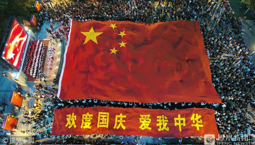 新余火灾事故现场,市民自发前来悼念:除了花篮,还送来可乐炸鸡