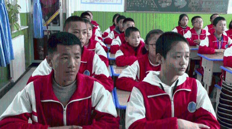 可爱的女生解救